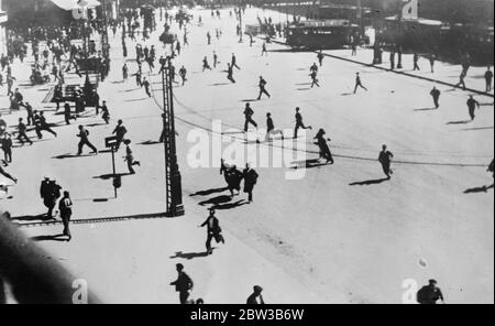 Revolutionäre, die von der Verantwortung der Zivilgarde in Puerta del Sol, Madrid, Spanien. Oktober 1934 . Stockfoto