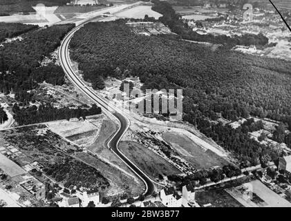 Blick vom Graf Zepplin auf die laufenden Arbeiten an der neuen Autobahn von Frankfurt nach Südwestdeutschland. Oktober 1934 . Stockfoto