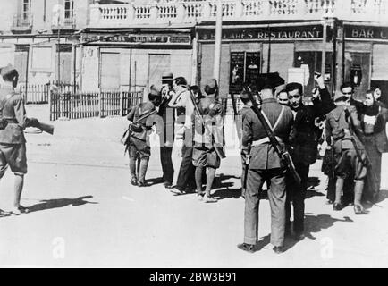 Die Polizei durchsucht Fußgänger auf den Straßen von Madrid nach Ausbruch des Bürgerkriegs. Oktober 1934 . Stockfoto