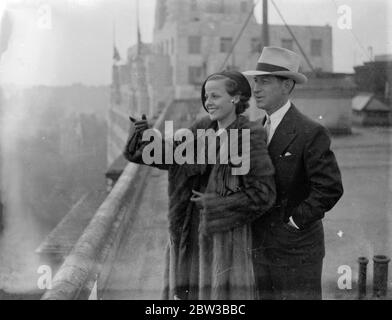 Barbara Kent, Filmstar, und Harry Edington, der Hollywood-Business-Agent, kommen in London an. 12. Oktober 1934 Stockfoto