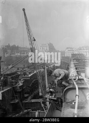 Elektriker bei der Arbeit an einer Schaltbox auf der temporären Waterloo Bridge , London . 13. Oktober 1934 Stockfoto