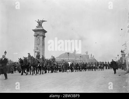 Die Trauerfeier für Louis Barthou auf dem Weg zum Auswärtigen Amt in Paris. Barthou, der verstorbene französische Außenminister, wurde bei dem Attentat, das König Alexander von Jugoslawien das Leben nahm, erschossen und tödlich verletzt. 14. Oktober 1934 Stockfoto