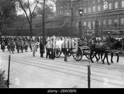 Flagge bedeckt Sarg auf Schusswagen trägt die Leiche des verstorbenen französischen Außenministers, Louis Barthou, bei seiner Beerdigung in Paris. Er wurde erschossen und tödlich verletzt in dem Attentat, das das Leben von König Alexander von Jugoslawien nahm. 14. Oktober 1934 Stockfoto