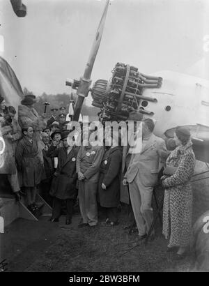 Frau McGrath taufte London für das Luftverkehrsflugzeug "Irish Swoop" in Melbourne. Oktober 1934 Stockfoto