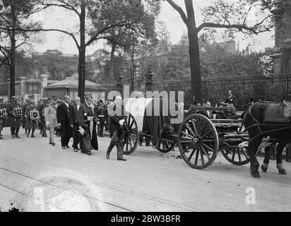 Flagge bedeckt Sarg auf Schusswagen trägt die Leiche des verstorbenen französischen Außenministers, Louis Barthou, bei seiner Beerdigung in Paris. Er wurde erschossen und tödlich verletzt in dem Attentat, das das Leben von König Alexander von Jugoslawien nahm. 14. Oktober 1934 Stockfoto