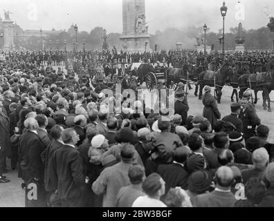 Die Trauerfeier für Louis Barthou auf dem Weg zum Auswärtigen Amt in Paris. Barthou, der verstorbene französische Außenminister, wurde bei dem Attentat, das König Alexander von Jugoslawien das Leben nahm, erschossen und tödlich verletzt. 14. Oktober 1934 Stockfoto