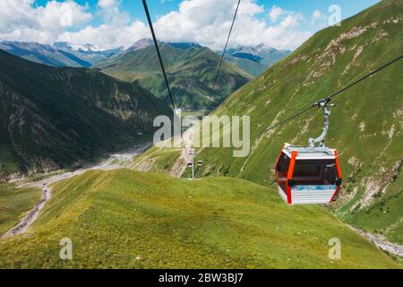 Sommer Blick auf die Kaukasus-Landschaften von der 7,5 km langen Seilbahn Kobi-Gudauri, die die Skigebiete Kobi und Gudauri verbindet. Eröffnet im Januar 2019, Poma Equipment Stockfoto