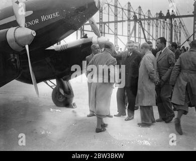 Der Prince of Wales inspiziert die Maschine für das London to Melbourne Air Race. Die De Havilland DH.88 Comet ' Grosvenor House ' , ein zweimotoriger britischer Flugzeug gemalt Scharlach . G-ACSS war Eigentum von Mr. A O Edwards und sollte im Rennen verwendet werden. 19. Oktober 1934 Stockfoto