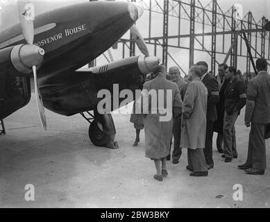 Der Prince of Wales inspiziert die Maschine für das London to Melbourne Air Race. Die De Havilland DH.88 Comet ' Grosvenor House ' , ein zweimotoriger britischer Flugzeug gemalt Scharlach . G-ACSS war Eigentum von Mr. A O Edwards und sollte im Rennen verwendet werden. 19. Oktober 1934 Stockfoto