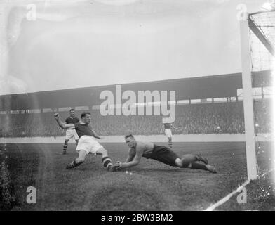 Hugh Mills erzielte West Ham United ' s 1. Tor gegen Swansea. 24. Oktober 1934 Stockfoto