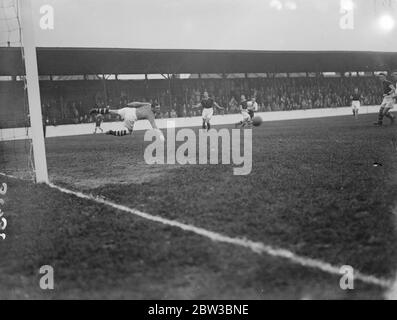 Jack Rutherford, der West Ham Torhüter, so dass ein fliegendes speichern. 23. Oktober 1934 Stockfoto
