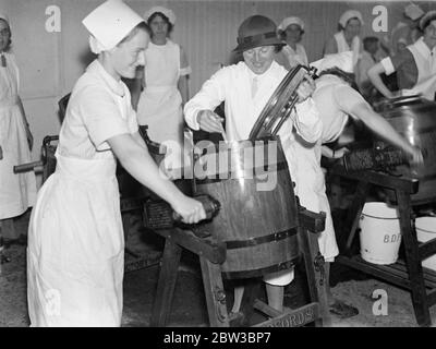 Butter machen Test für die Milchmesse . 22. Oktober 1934 Stockfoto