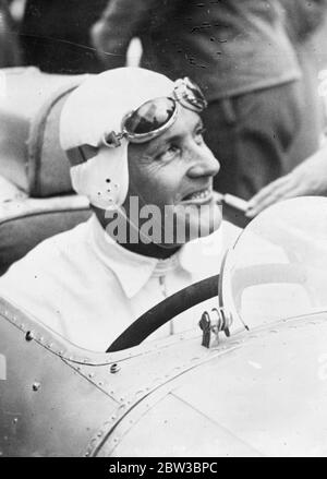 Hans Stuck, der deutsche Rennfahrer, in seinem Auto nach 5 neuen Weltrekorden (Motorsport). 22. Oktober 1934 Stockfoto