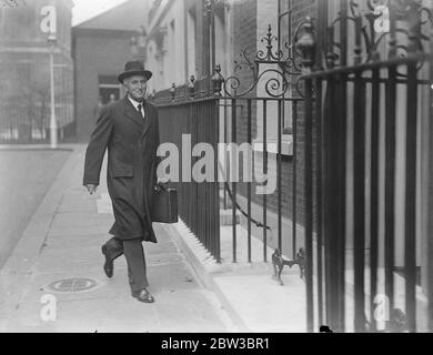 Sir John Simon, britischer Forign Minister, kommt an Nr. 10 Downing Street, London. 22. Oktober 1934 Stockfoto