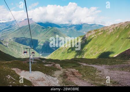 Sommer Blick auf die Kaukasus-Landschaften von der 7,5 km langen Seilbahn Kobi-Gudauri, die die Skigebiete Kobi und Gudauri verbindet. Eröffnet im Januar 2019, Poma Equipment Stockfoto