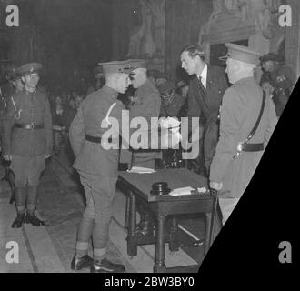 Der Herzog von Kent gibt Medaillen an Männer der Ehrenhaften Artillerie-Gesellschaft. 27. Oktober 1934 Stockfoto