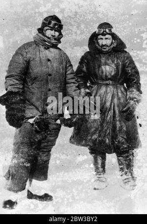 SS Chelyuskin, ein sowjetisches Dampfschiff, das auf einer Expedition durch Polareis entlang der nördlichen Seeroute von Murmansk nach Wladiwostok navigieren geschickt wurde, ist während der Navigation in arktischen Gewässern eisgebunden. Im September wurde er in den Eisfeldern gefangen. Danach trieb sie in der Eisschicht, bevor sie am 13. Februar 1934 in der Nähe der Koljuchin-Insel im Tschuktschen Meer niederging. Die Besatzung gelang es, auf das Eis zu entkommen und baute eine provisorische Flugbahn mit nur wenigen Spaten, Eisschaufeln und zwei Brechstangen, die bei der Rettung der Besatzung geholfen. 53 Männer gingen hinüber Stockfoto