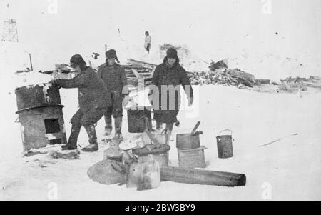 SS Chelyuskin, ein sowjetisches Dampfschiff, das auf einer Expedition durch Polareis entlang der nördlichen Seeroute von Murmansk nach Wladiwostok navigieren geschickt wurde, ist während der Navigation in arktischen Gewässern eisgebunden. Im September wurde er in den Eisfeldern gefangen. Danach trieb sie in der Eisschicht, bevor sie am 13. Februar 1934 in der Nähe der Koljuchin-Insel im Tschuktschen Meer niederging. Die Besatzung gelang es, auf das Eis zu entkommen und baute eine provisorische Flugbahn mit nur wenigen Spaten, Eisschaufeln und zwei Brechstangen, die bei der Rettung der Besatzung geholfen. 53 Männer gingen hinüber Stockfoto