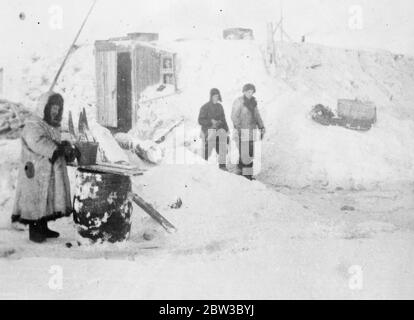 SS Chelyuskin, ein sowjetisches Dampfschiff, das auf einer Expedition durch Polareis entlang der nördlichen Seeroute von Murmansk nach Wladiwostok navigieren geschickt wurde, ist während der Navigation in arktischen Gewässern eisgebunden. Im September wurde er in den Eisfeldern gefangen. Danach trieb sie in der Eisschicht, bevor sie am 13. Februar 1934 in der Nähe der Koljuchin-Insel im Tschuktschen Meer niederging. Die Besatzung gelang es, auf das Eis zu entkommen und baute eine provisorische Flugbahn mit nur wenigen Spaten, Eisschaufeln und zwei Brechstangen, die bei der Rettung der Besatzung geholfen. 53 Männer gingen hinüber Stockfoto