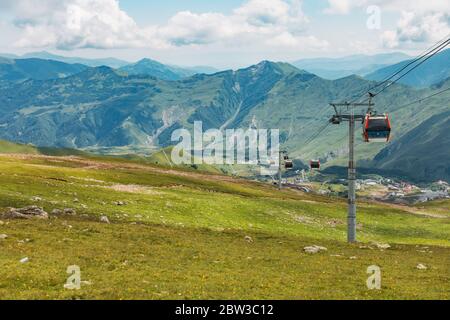 Sommer Blick auf die Kaukasus-Landschaften von der 7,5 km langen Seilbahn Kobi-Gudauri, die die Skigebiete Kobi und Gudauri verbindet. Eröffnet im Januar 2019, Poma Equipment Stockfoto