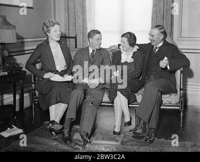 Frau Dorothy Chamberlain mit ihrem Vater, Neville Chamberlain, ihrer Mutter Anne Chamberlain und dem Mann, mit dem sie jetzt verlobt ist, Herrn Stephen Lloyd 1. November 1934 Stockfoto