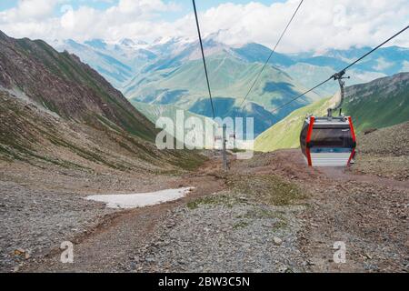 Sommer Blick auf die Kaukasus-Landschaften von der 7,5 km langen Seilbahn Kobi-Gudauri, die die Skigebiete Kobi und Gudauri verbindet. Eröffnet im Januar 2019, Poma Equipment Stockfoto