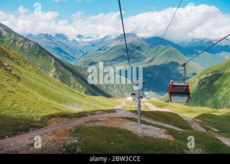 Sommer Blick auf die Kaukasus-Landschaften von der 7,5 km langen Seilbahn Kobi-Gudauri, die die Skigebiete Kobi und Gudauri verbindet. Eröffnet im Januar 2019, Poma Equipment Stockfoto