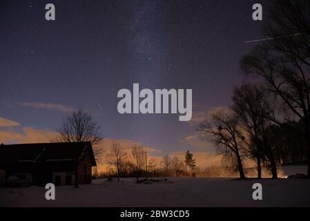 View of night sky with the milky way in winter Stockfoto