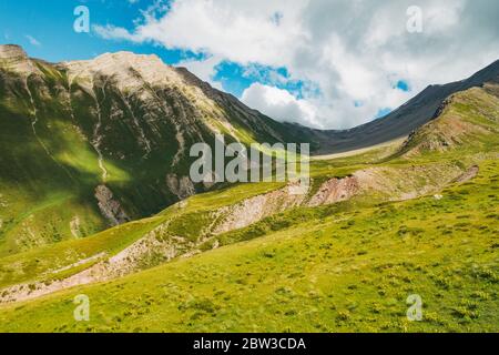 Die wunderschönen Landschaften des Skigebiets Kobi-Gudauri in Georgien, wie sie im Sommer zu sehen sind Stockfoto