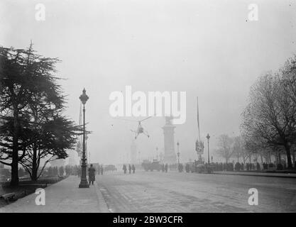 Britische Autogiro landet in Paris Straße außerhalb des Grand Palais, wo der 14. Salon De L'Aviation (Messe) statt. 23. November 1934 Stockfoto