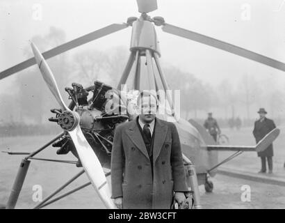 Britische Autogiro landet in Paris Straße außerhalb des Grand Palais, wo der 14. Salon De L'Aviation (Messe) statt. 23. November 1934 Stockfoto