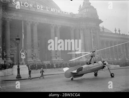 Britische Autogiro landet in Paris Straße außerhalb des Grand Palais, wo der 14. Salon De L'Aviation (Messe) statt. 23. November 1934 Stockfoto