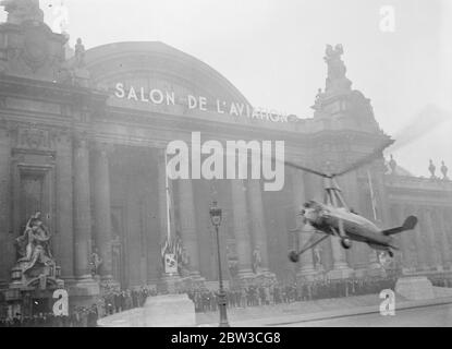 Britische Autogiro landet in Paris Straße außerhalb des Grand Palais, wo der 14. Salon De L'Aviation (Messe) statt. 23. November 1934 Stockfoto