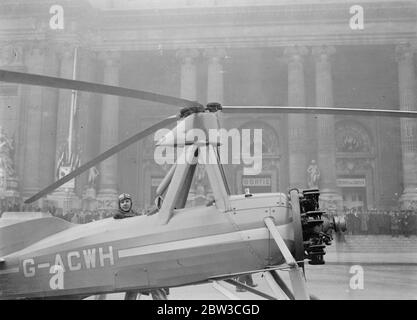 Britische Autogiro landet in Paris Straße außerhalb des Grand Palais, wo der 14. Salon De L'Aviation (Messe) statt. 23. November 1934 Stockfoto