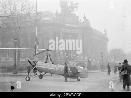 Britische Autogiro landet in Paris Straße außerhalb des Grand Palais, wo der 14. Salon De L'Aviation (Messe) statt. 23. November 1934 Stockfoto