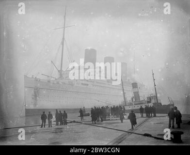 Die kanadische Pazifik-Liner, Empress of Britain, Eingabe Trockendock in Southampton. 20. November 1934 Stockfoto