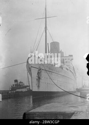 Die kanadische Pazifik-Liner, Empress of Britain, Eingabe Trockendock in Southampton. 20. November 1934 Stockfoto