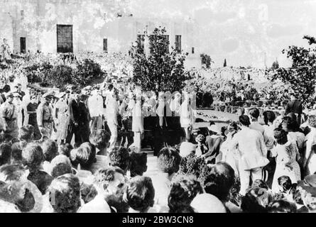 Huey Long legte sich im Schatten des Capitol als sein eigenes Denkmal gebaut ruhen. Die Beerdigung von Senator Huey Long im Schatten des State Capitol , Baton Rouge . 22. September 1935 Stockfoto