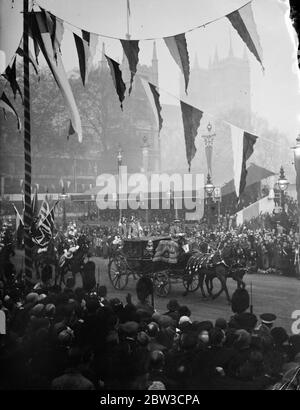 Die königliche Hochzeit des Herzogs von Kent und Prinzessin Marina von Griechenland. Menschenmengen jubeln die königliche Kutsche. 28. November 1934 Stockfoto