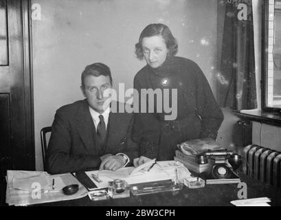 London Börsenmakler und seine Frau als Wahlkandidaten. A C Spearman und seine Frau bereiten ihren Wahlkampf in ihrem Londoner Haus vor. 28. Oktober 1935 Stockfoto