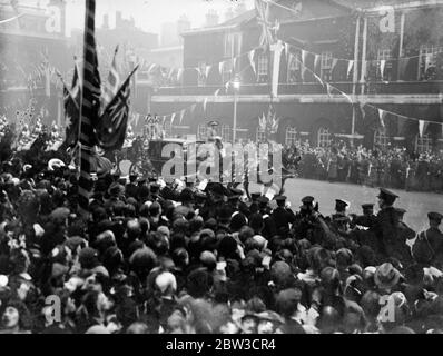 Die königliche Hochzeit des Herzogs von Kent und Prinzessin Marina von Griechenland. Menschenmengen jubeln die königliche Kutsche. 28. November 1934 Stockfoto