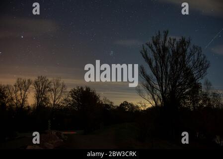 View of the stars aldebaran,hyadun I and hyadun II in the constellation of taurus over the eastern sky in Southern Germany with light pollution from a Stockfoto