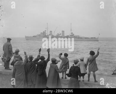 Neuer australischer Kreuzer verlässt Portsmouth, um die Kommision zu übernehmen. Foto zeigt, H M A S Sydney Verlassen Portsmouth. 30. Oktober 1935 Stockfoto