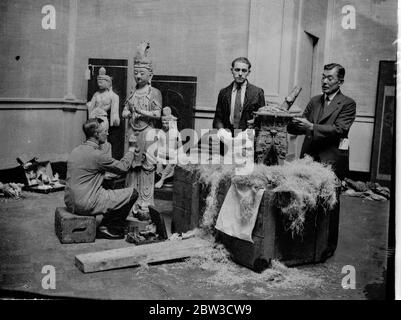 Kaiser von Japan 's chinesische Kunstschätze ausgepackt in London für die Ausstellung. Herr Somoji Okada , Kommissar für chinesische Exponate aus Japan , der das Auspacken der Stücke im Burlington House beauftragter . November 1935 Stockfoto