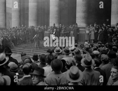 Gemeiner Kritiker liest Proklamation Auflösung parlament von Royal Exchange Schritte in London . Die Menge, die der Verkündigung zuhört, wird vorgelesen. 26. Oktober 1935 Stockfoto