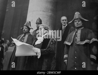 Gemeiner Kritiker liest Proklamation Auflösung parlament von Royal Exchange Schritte in London . Die Menge, die der Verkündigung zuhört, wird vorgelesen. 26. Oktober 1935 Stockfoto