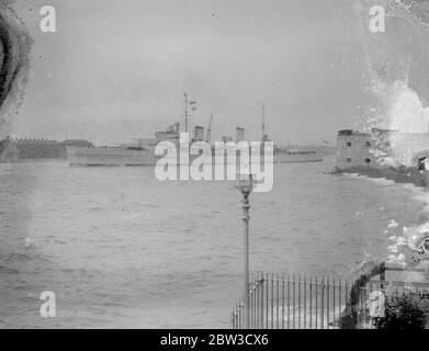 Neuer australischer Kreuzer verlässt Porstmouth, um die Kommision zu übernehmen. Foto zeigt, H M A S Sydney Verlassen Portsmouth. 30. Oktober 1935 Stockfoto