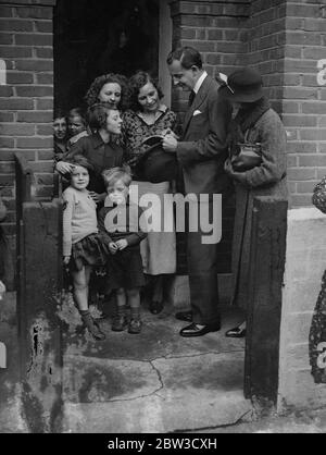 Lord Borodale , Sohn oder Earl Beatty , Leinwände Peckham Bestandteile . Foto zeigt, Lord Borodale canvasing eine Hausfrau in Tattasfield Road, Nunhead. 30. Oktober 1935 Stockfoto
