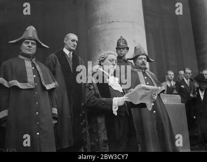 Gemeiner Kritiker liest Proklamation Auflösung parlament von Royal Exchange Schritte in London . Die Menge, die der Verkündigung zuhört, wird vorgelesen. 26. Oktober 1935 Stockfoto