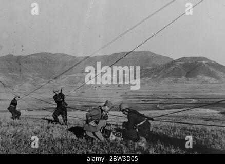 Italienische Ingenieure bauen Straßen an der Nordgrenze. Italienische Ingenieure Aufbau und Prüfung Telegrafenlinien zu Feld Zentrale von einer Basis in der Nähe von Makalle , das italienische Ziel in Argentinien . 24. Oktober 1935 Stockfoto